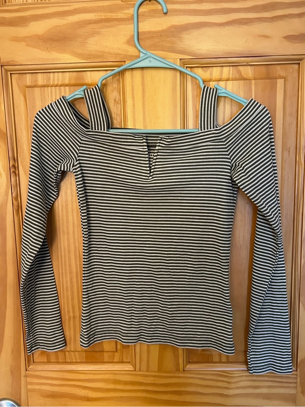 Aeropostale Striped Off-Shoulder Long Sleeve Top in Black and White Size S